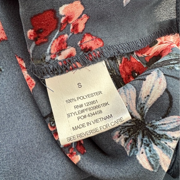 Spring Floral V-Neck Top - Picture 6 of 6